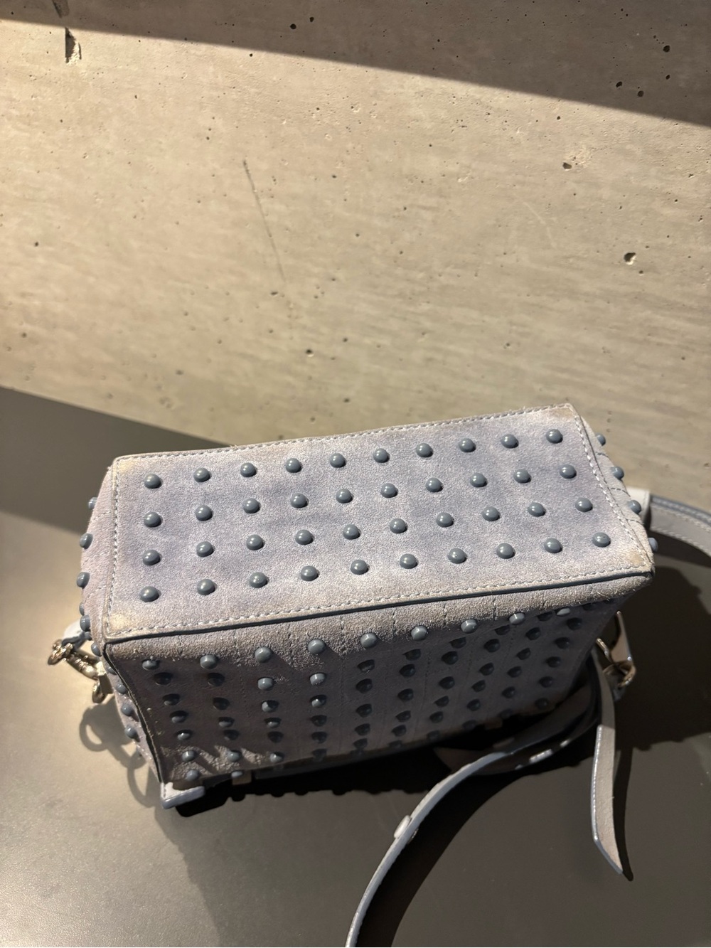 Tod’s Mini Don Bauletto Gommino camera bag in light blue grey suede - Picture 8 of 11